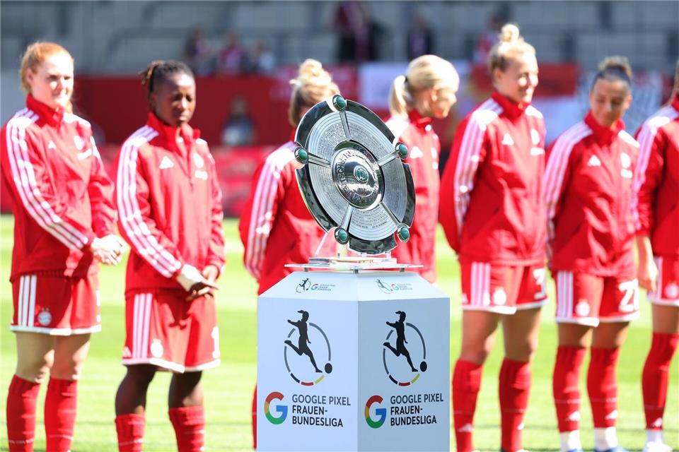 Die Bayern-Frauen mit der Meisterschale.Karl-Josef Hildenbrand/dpa