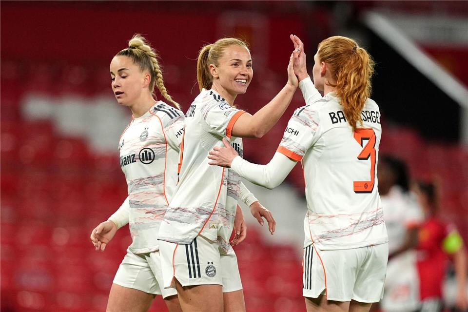 Die Bayern-Fußballerinnen freuen sich auf das Rückspiel gegen Manchester United in der Allianz Arena. (Archivbild)Martin Rickett/PA Wire/dpa