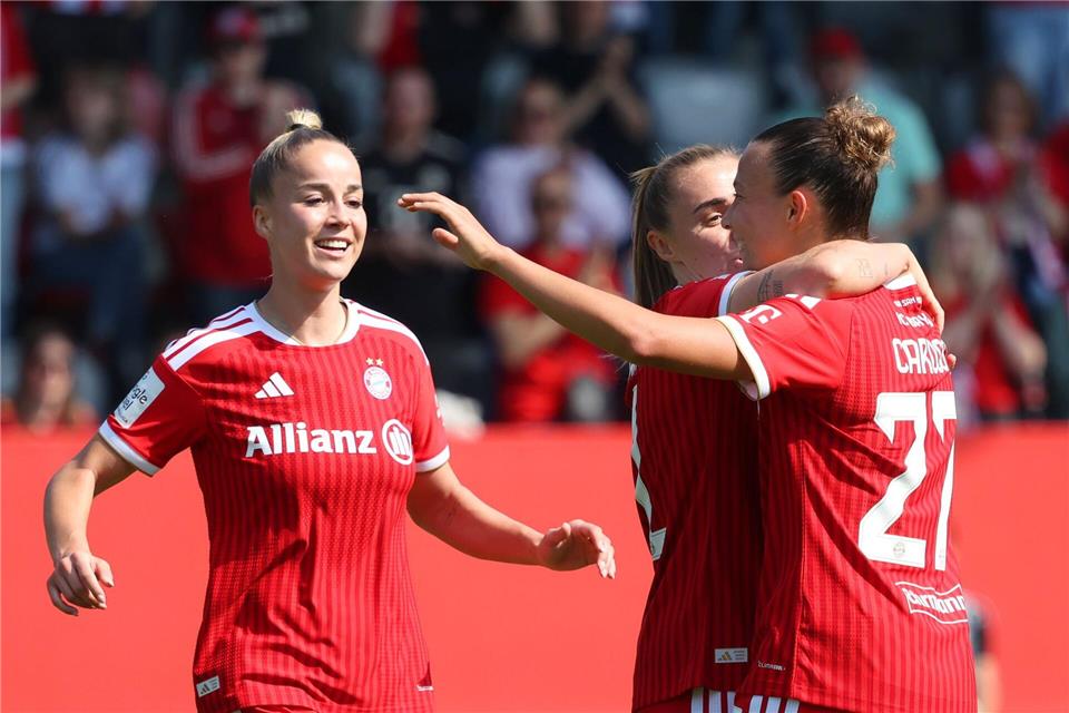Die Bayern-Fußballerinnen freuen sich über das frühe Führungstor mit Schützin Arianna Caruso.Karl-Josef Hildenbrand/dpa