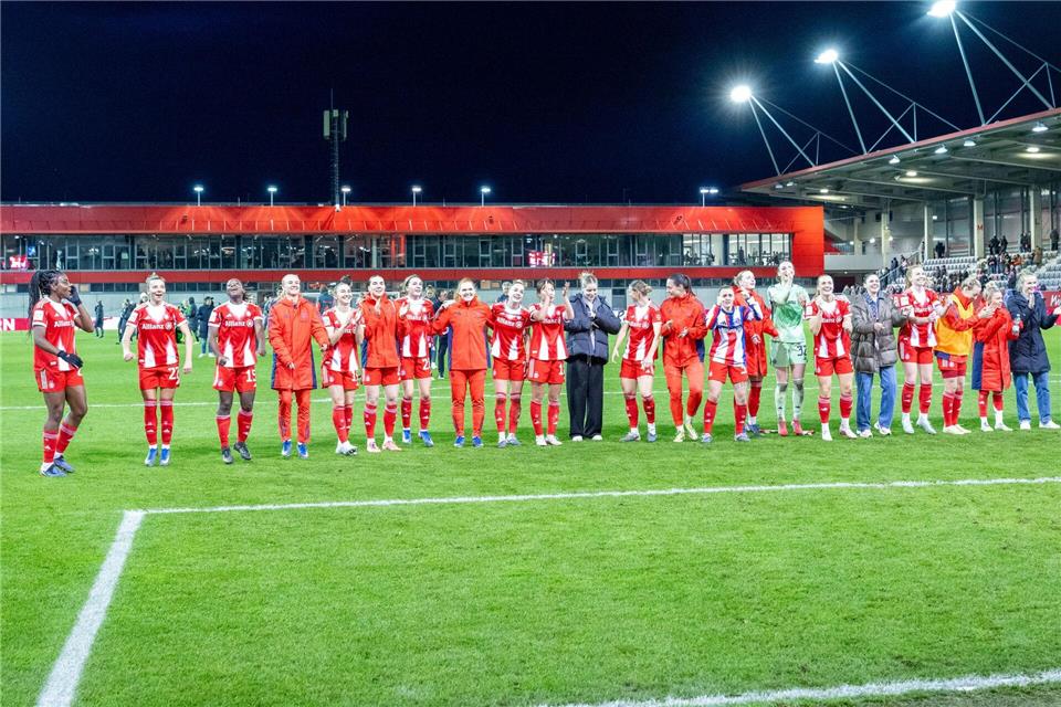 Die Bayern-Fußballerinnen jubeln - wohl bald auch wieder als Meister.Ulrich Gamel/dpa
