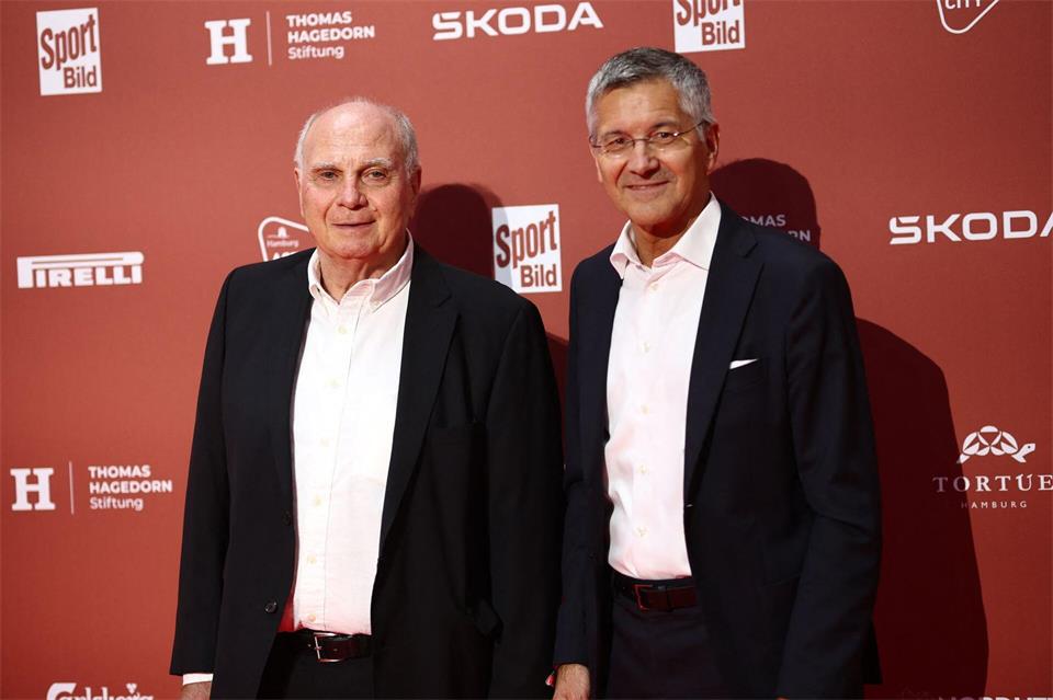 Die Bayern-Granden Hoeneß und Hainer erwarten den FC Bayern wieder an der Tabellenspitze. (Archivbild)Christian Charisius/dpa