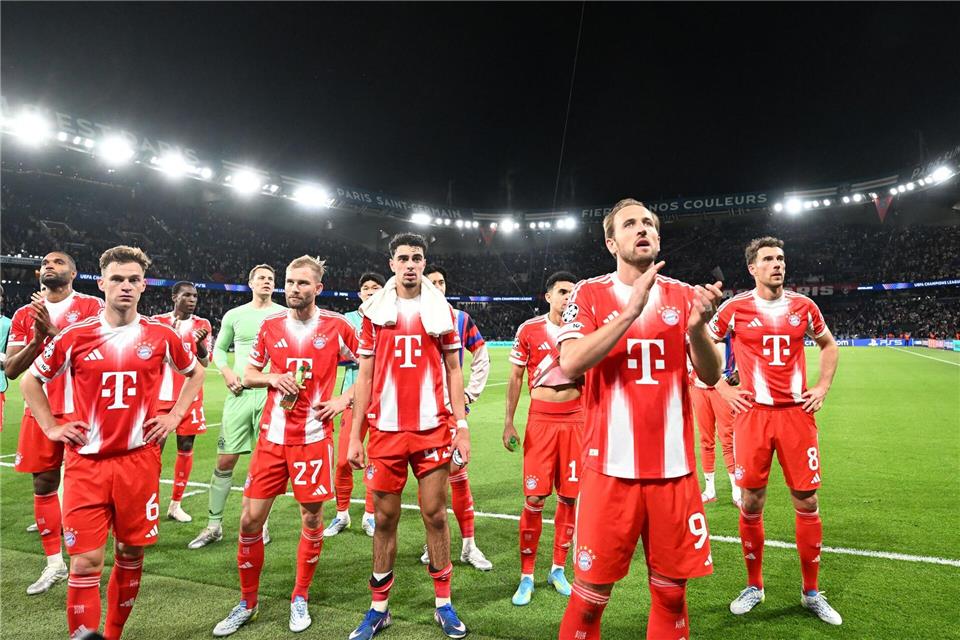 Die Bayern-Profis um Torjäger Harry Kane (vorne) bedanken sich bei den mitgereisten Fans für die Unterstützung im Prinzenpark.Federico Gambarini/dpa