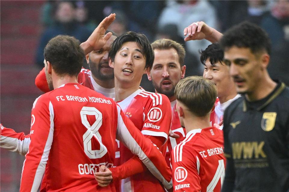Die Bayern-Spieler bejubeln den 1:0-Führungstreffer. Peter Kneffel/dpa