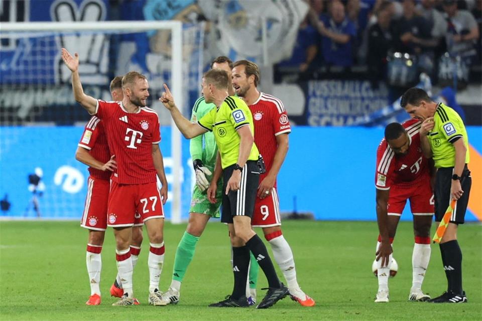 Die Bayern-Spieler beschweren sich bei Schiedsrichter Robert Schröder.Fabian Strauch/dpa