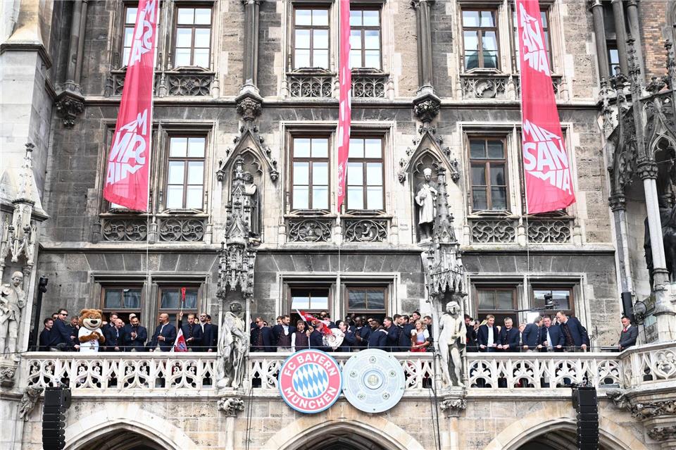 Die Bayern-Stars feiern auf dem Rathaus-Balkon.Felix Hörhager/dpa