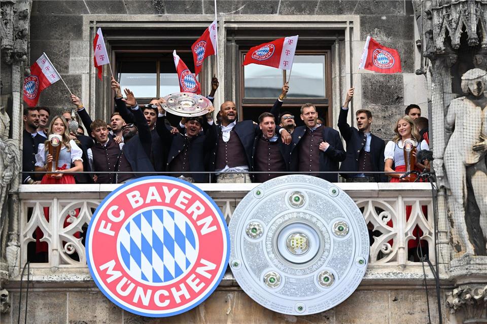 Die Bayern-Stars feiern auf dem Rathaus-Balkon.Sven Hoppe/dpa