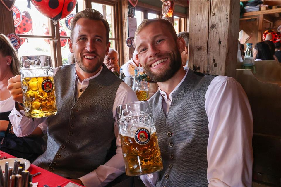 Die Bayern auf dem Oktoberfest: Hier stoßen Harry Kane (l) und Konrad Laimer an.Alexandra Beier/FC Bayern München/dpa