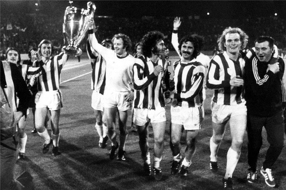 Die Bayern mit Paul Breitner (Mitte), Gerd Müller (3.v.r.) und Uli Hoeneß (2.v.r.) jubeln nach dem Gewinn des Europapokals der Landesmeister. (Archivfoto)picture-alliance / dpa