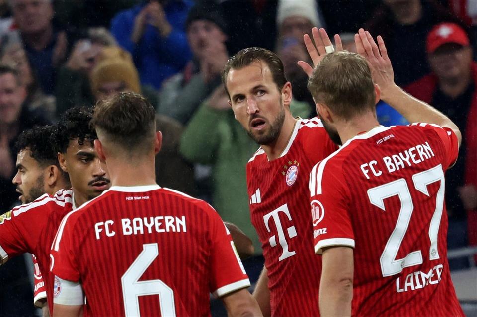 Die Bayern um Dreh- und Angelpunkt Harry Kane (2.v.r.) feiern ein Torfest.Karl-Josef Hildenbrand/dpa