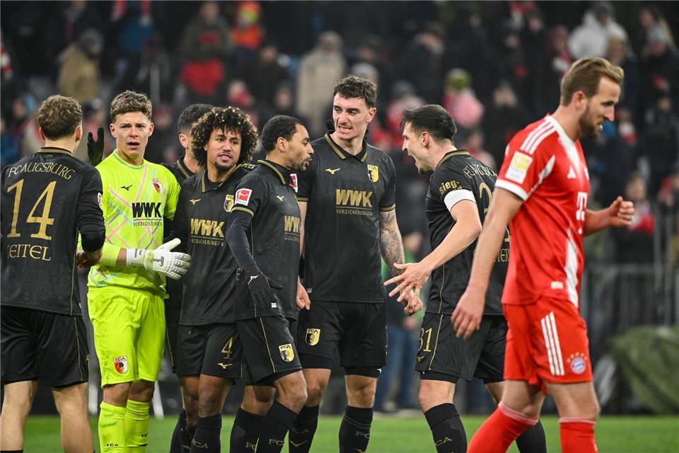 Die Bayern um Harry Kane (r) schlichen als Verlierer vom Platz.Peter Kneffel/dpa