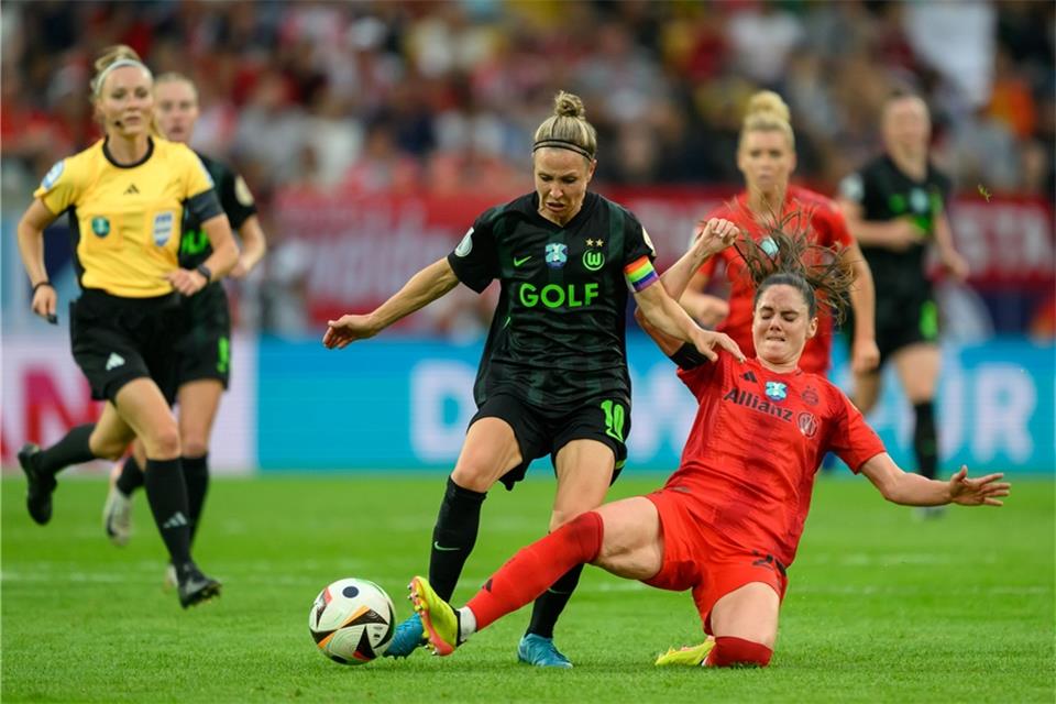 FC Bayern oder VfL Wolfsburg: Wer wird deutscher Meister? Die Bayern um Sarah Zadrazil (r) gelten als Titelfavoriten.