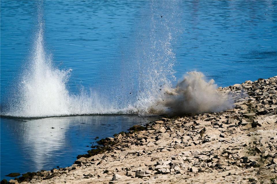 Die Bazooka-Rakete wurde ins Wasser gebracht und dort kontrolliert gesprengt. Sascha Ditscher/dpa