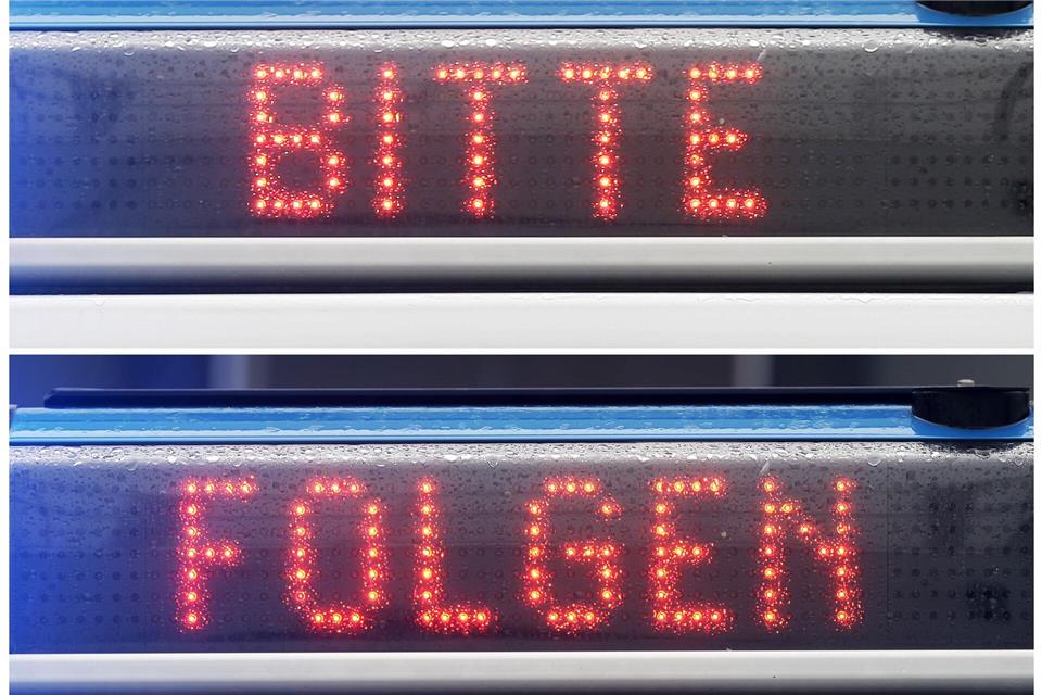 Die Beamten begleiten das Fahrzeug von der A36. (Symbolbild)picture alliance / dpa