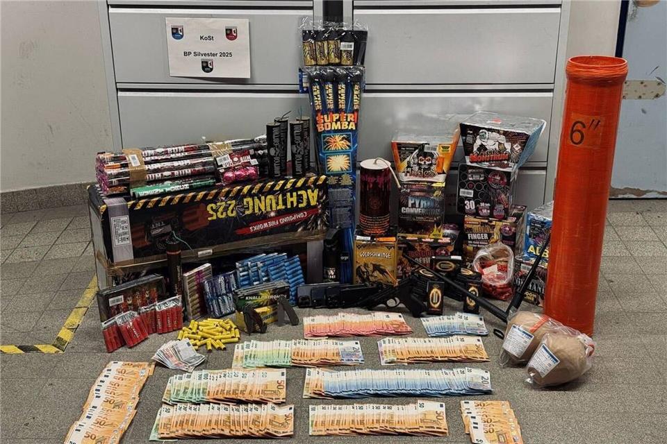 Die Beamten fanden sowohl legale als auch illegale Feuerwerkskörper.Polizei Berlin/dpa