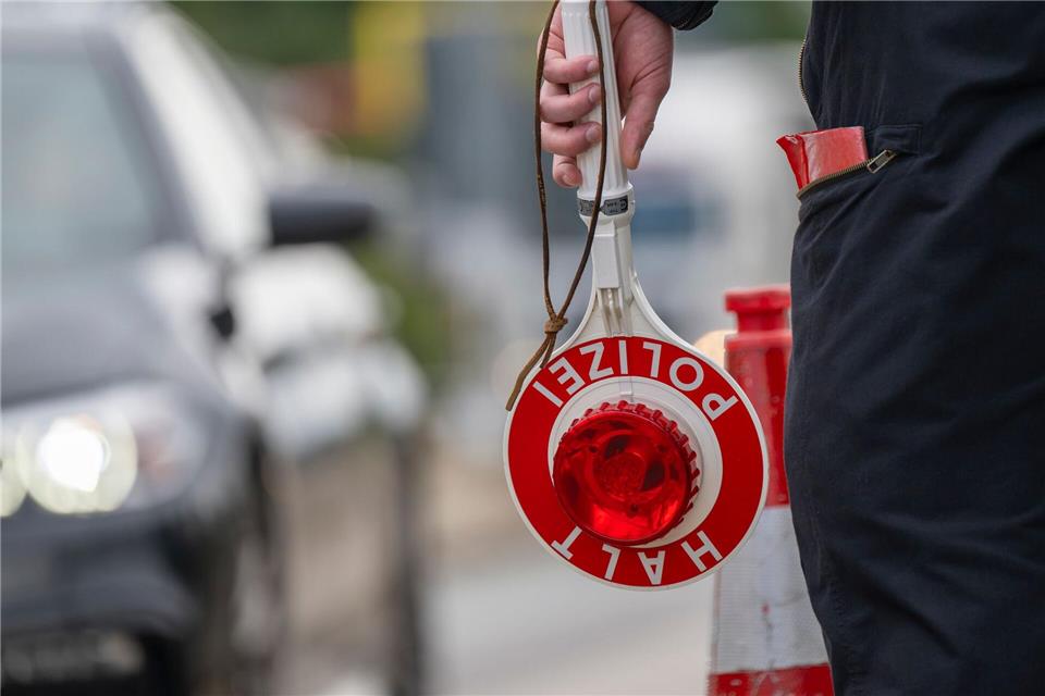 Die Beamten hielten das Fahrzeug im Rahmen von Grenzkontrollen an. (Symbolbild)Peter Kneffel/dpa