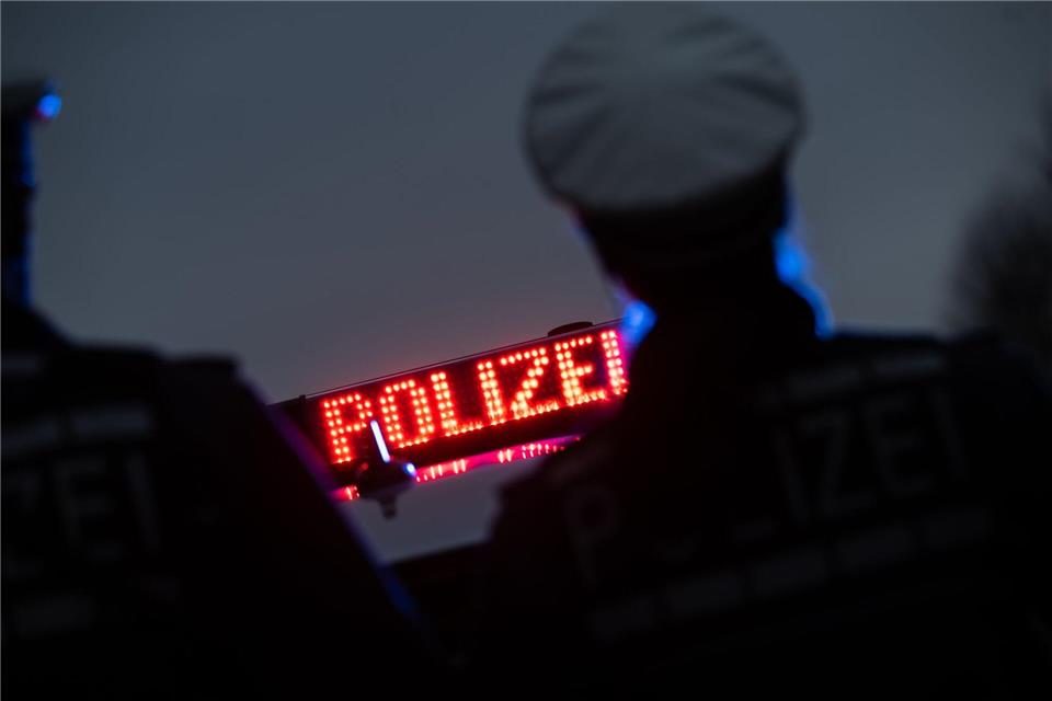 Die Beamten kontrollierten den augenscheinlich betrunkenen Mann. (Symbolbild)Marijan Murat/dpa