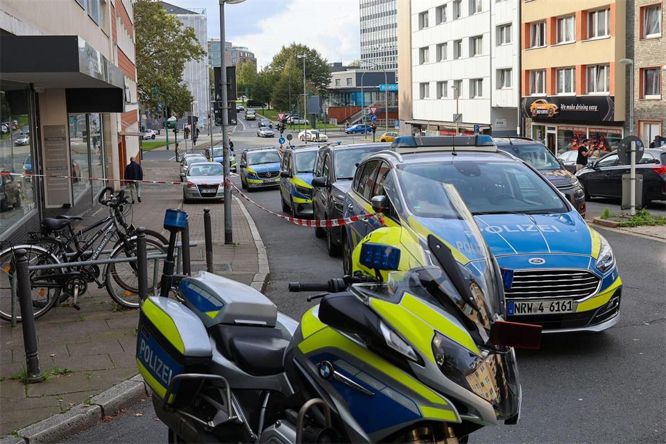Die Beamten mahnten die Bevölkerung zur Vorsicht: Die Täter könnten bewaffnet sein.Matthias Rosenkranz/dpa