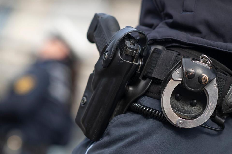 Die Beamten nahmen die vier Verdächtigen fest. (Symbolbild)Marijan Murat/dpa