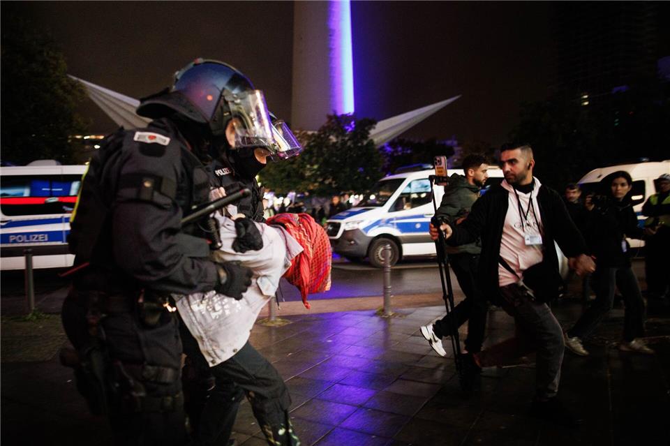 Die Beamten nehmen die Personalien zahlreicher Demonstrantinnen und Demonstranten auf.Carsten Koall/dpa