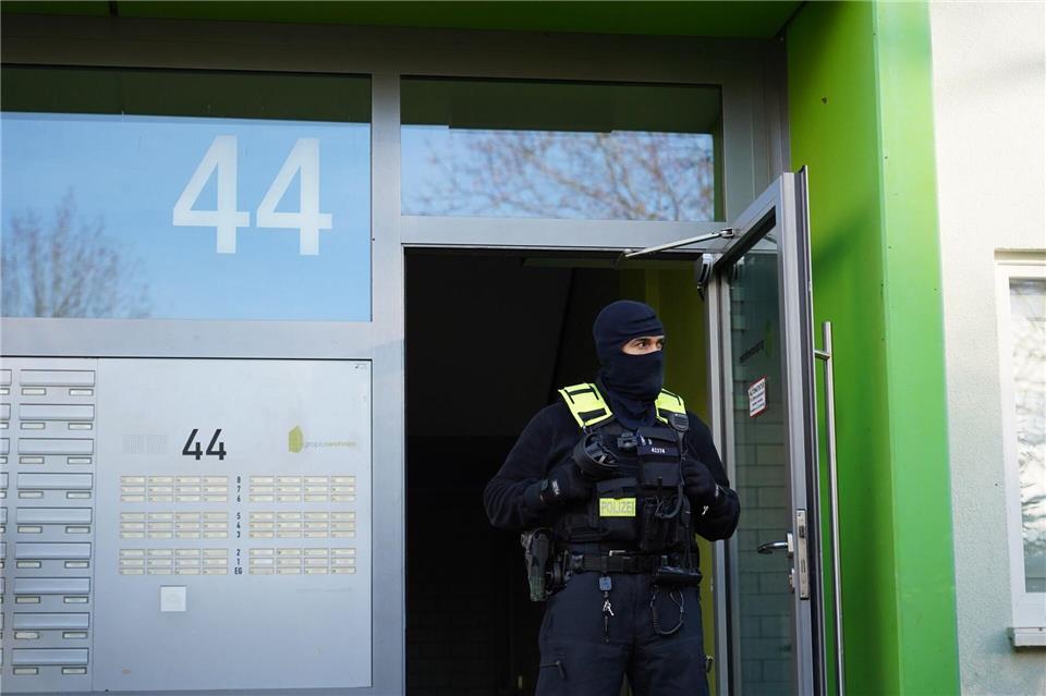 Die Beamten sicherten am frühen Morgen Material.Manuel Genolet/dpa
