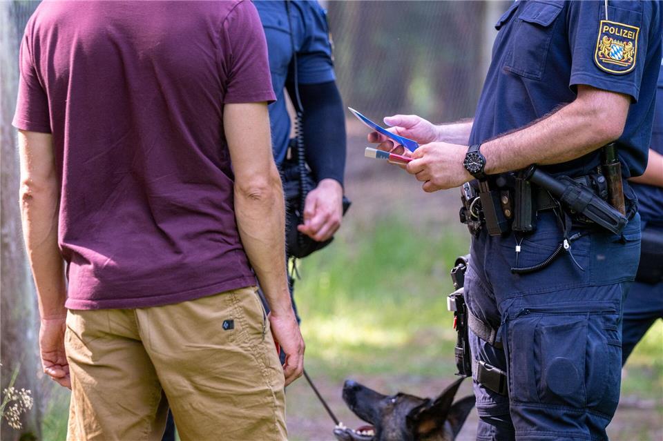 Die Beamten sind mehrere Wochen lang gezielt auf Streife, um über Wildtierkriminalität aufzuklären.Armin Weigel/dpa