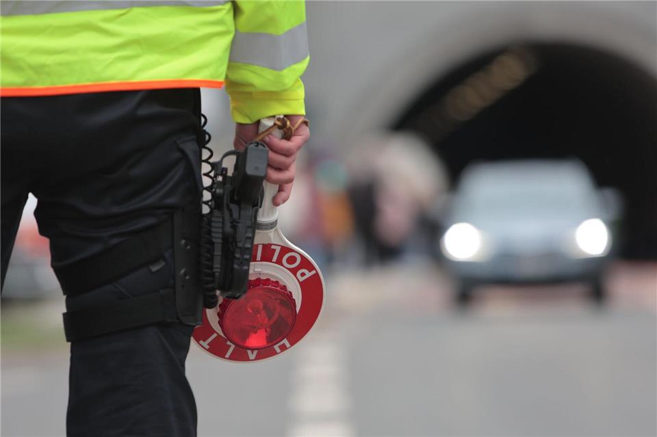 Die Beamten stellen mehrere Verstöße fest. (Symbolbild)Matthias Bein/dpa