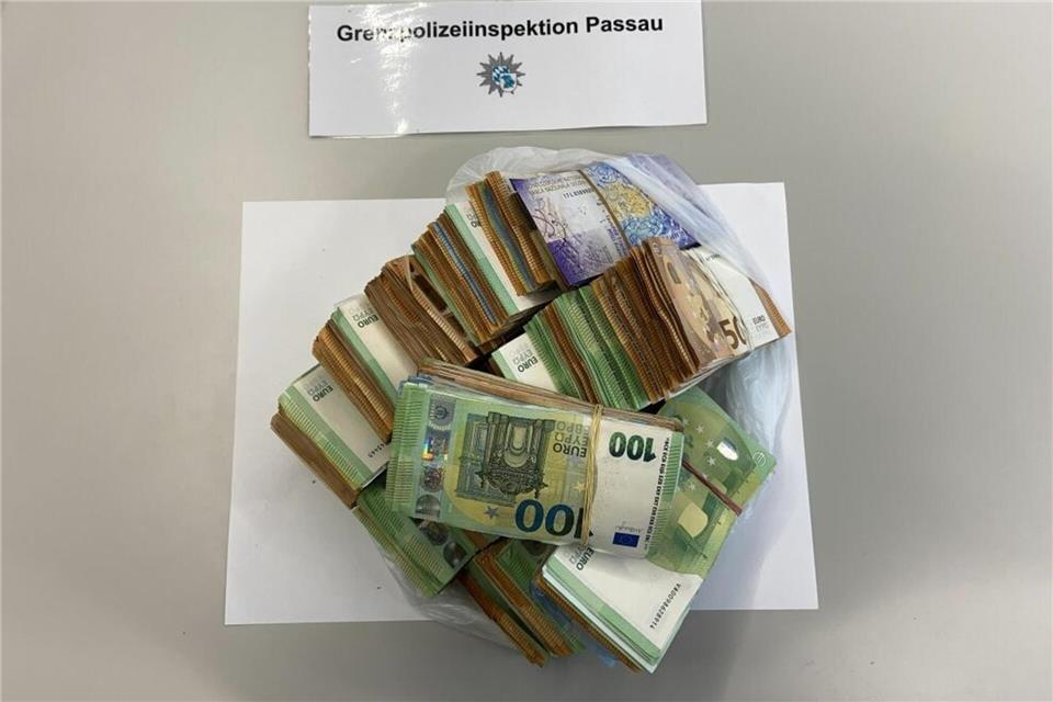 Die Beamten stellten die Geldscheine sicher. -/Polizepräsidium Niederbayern/dpa