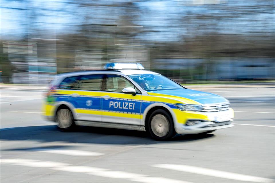 Die Beamten waren mit Blaulicht und Martinshorn zu einem Einsatz unterwegs. (Symbolbild)Sina Schuldt/dpa