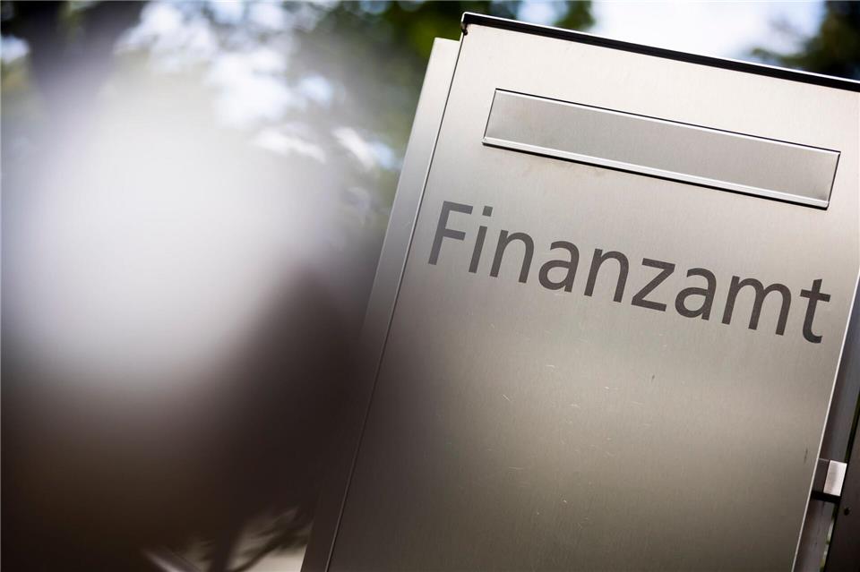 Die Bearbeitungszeit für Steuererklärungen variiert stark zwischen den Bundesländern: Eine frühzeitige Abgabe und eine elektronische Einreichung beschleunigen den Prozess.Christoph Soeder/dpa/dpa-tmn