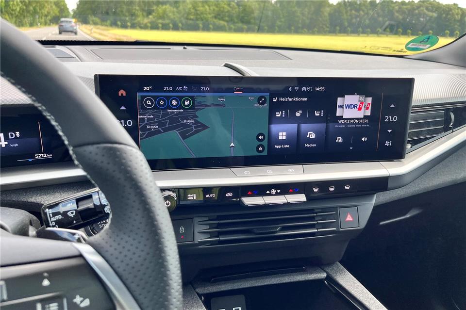 Die Bedienung erfolgt intuitiv über einen großen Touchscreen, der zahlreiche Funktionen und Assistenzsysteme integriert.