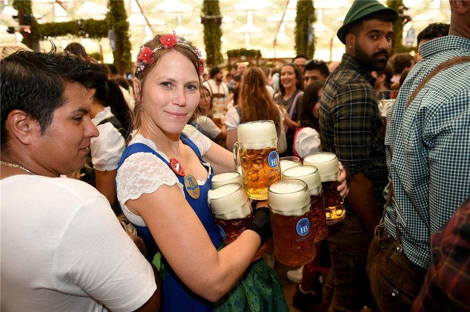 Die Bedienungen auf der Wiesn haben es nicht leicht (Archivbild).Felix Hörhager/dpa