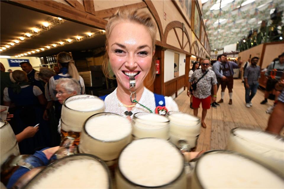 Die Bedienungen schleppen die Maßkrüge.Felix Hörhager/dpa