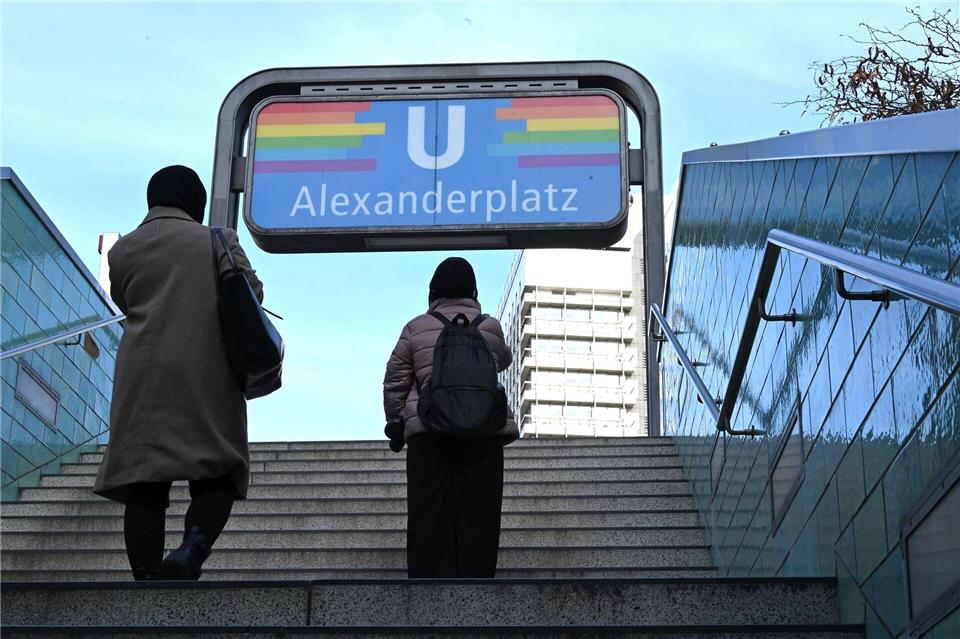 Die Befragung zeigt: Auf der Straße und in öffentlichen Verkehrsmitteln erleben Menschen häufig Diskriminierung. (Symbolbild)Elisa Schu/dpa