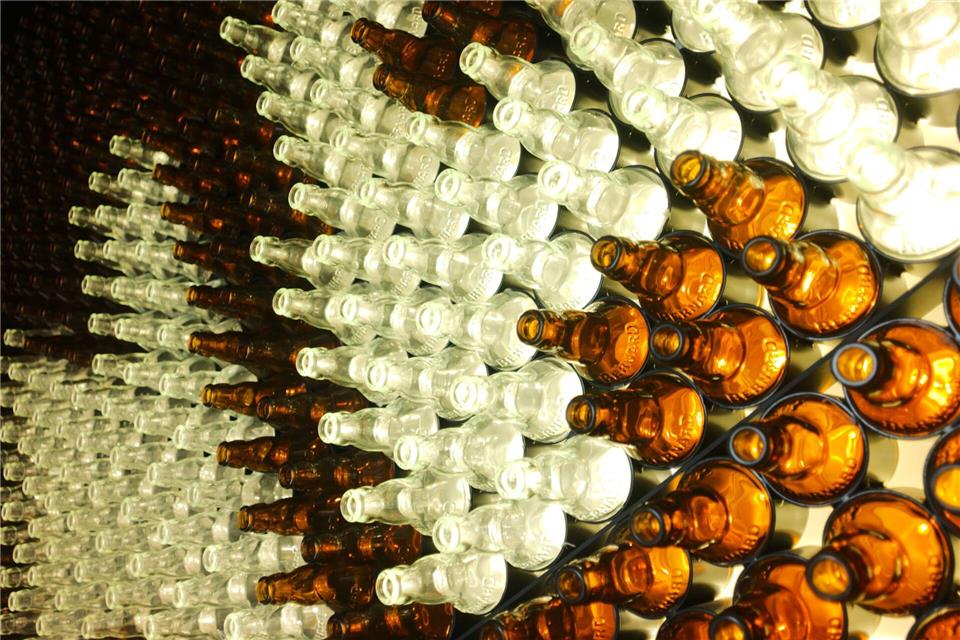 Die Befüllung steht noch aus: Bierflaschen in der Brauerei Bernard im tschechischen Humpolec.Michael Heitmann/dpa-tmn