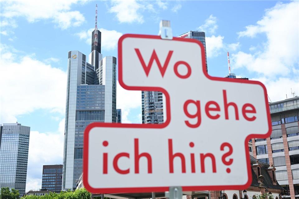 Die Begehrlichkeiten des Wettbewerbers aus Italien sorgen in Frankfurt seit Monaten für Unruhe. (Archivbild)Arne Dedert/dpa