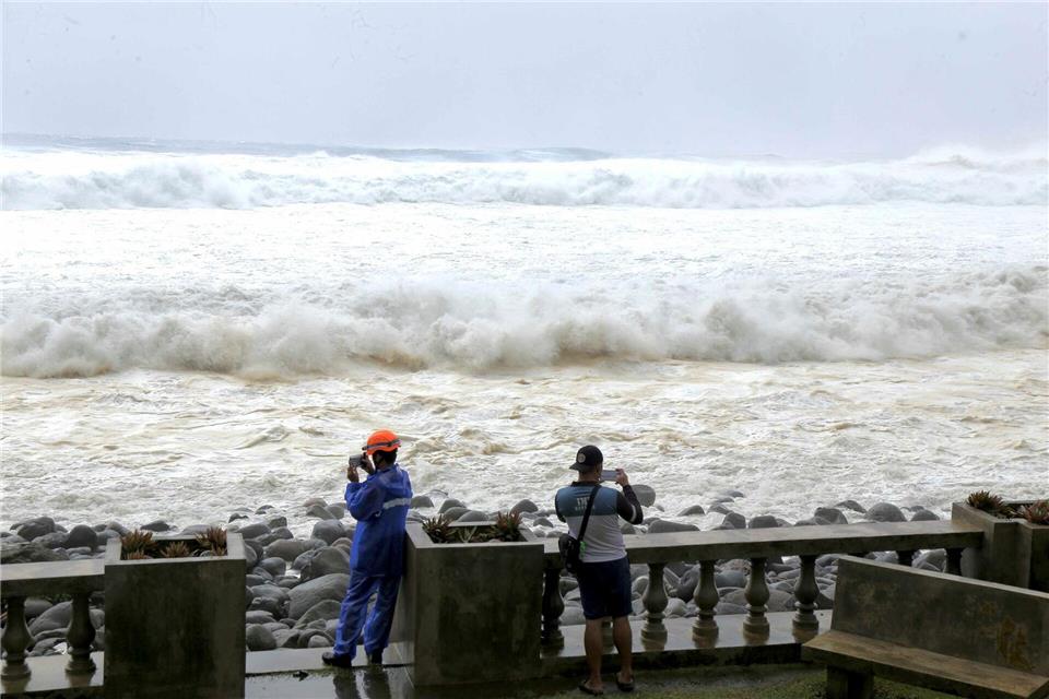 Die Behörde auf den Philippinen hatten vor Sturmfluten und orkanartigen Böen gewarnt.Justine Mark Pillie Fajardo/AP/dpa