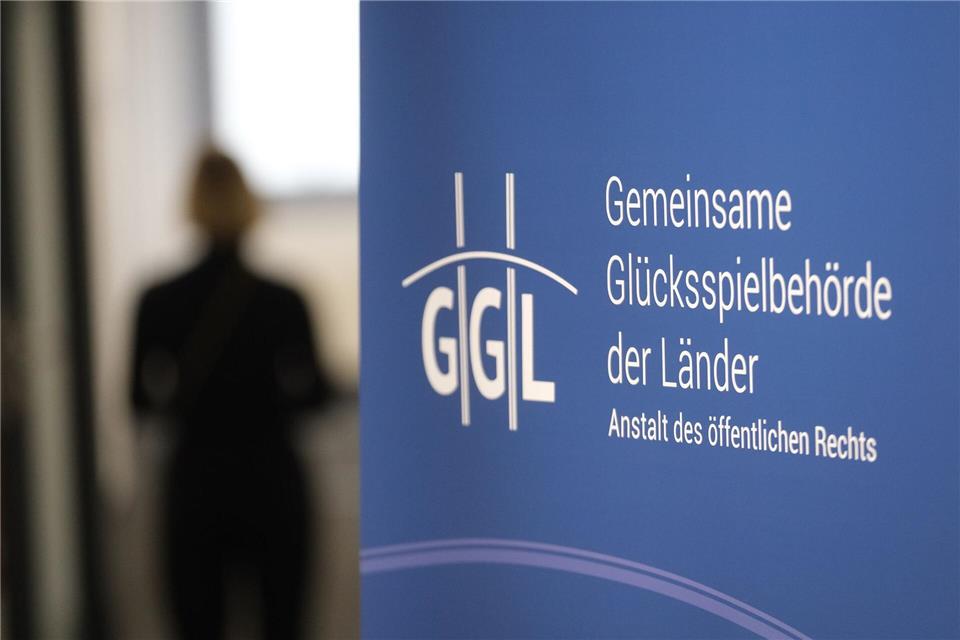 Die Behörde hat seit Januar 2023 hunderte Hinweise auf illegales Glücksspiel bekommen und mehr als 100 Strafanzeigen gestellt. (Archivbild)Sebastian Willnow/dpa