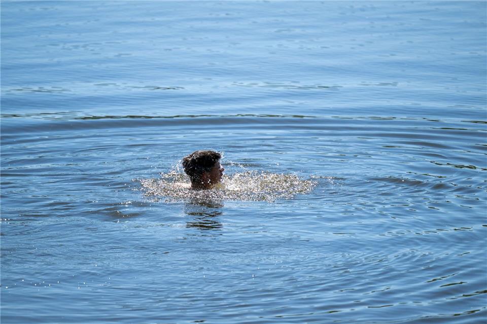 Die Behörde warnt wegen des Umweltgifts PFAS vor uneingeschränktem Baden für Kleinkinder an einer Badestelle im Landkreis Rastatt. (Symbolfoto) Pia Bayer/dpa