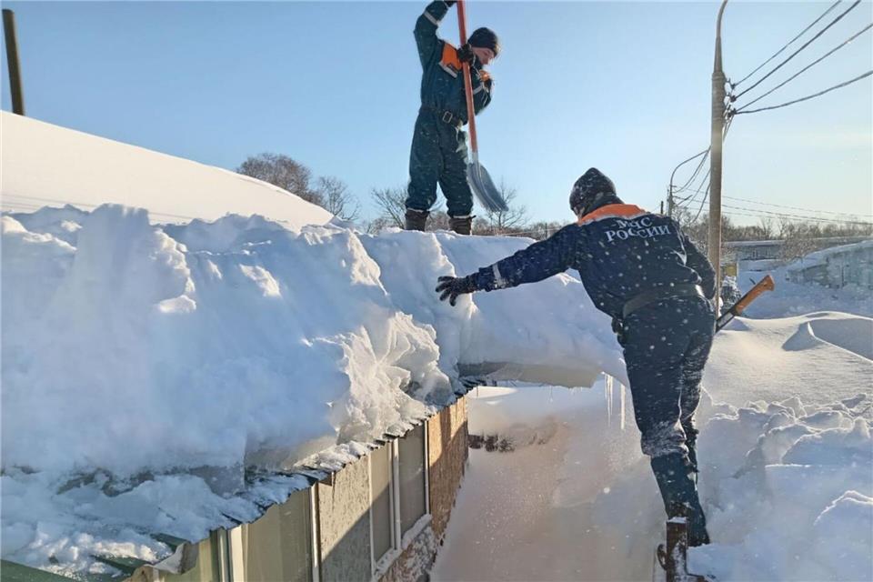 Die Behörden auf der fernöstlichen Halbinsel Kamtschatka rechnen noch mit tagelangen Einsätzen, um dem Schneechaos Herr zu werden. -/Government of Kamchatka Territory via XinHua/dpa