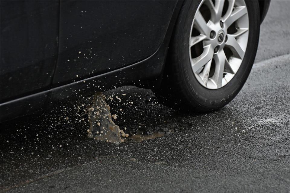 Die Behörden bessern Schlaglöcher aus, um Schäden an Autos vorzubeugen. (Symbolbild)Michael Brandt/dpa