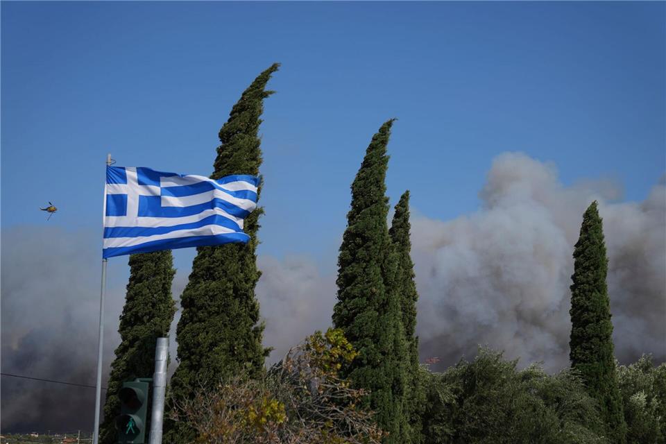 Die Behörden prüfen weiter die Ursachen der Feuer. In einer Ortschaft nahe Athen vermutet der Bürgermeister Brandstiftung. Thanasis Stavrakis/AP/dpa