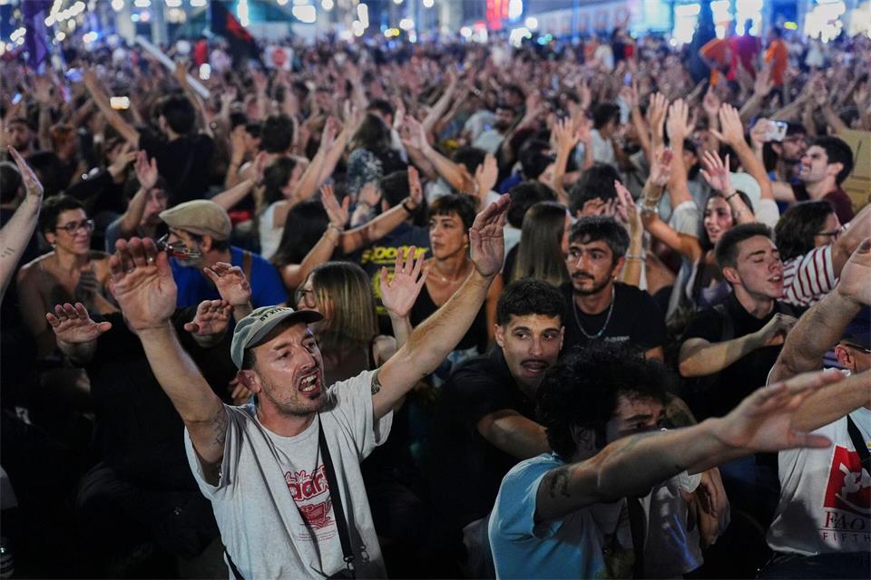 Die Behörden sprachen von 25.000 Teilnehmern, die Veranstalter von 300.000.Manu Fernandez/AP/dpa