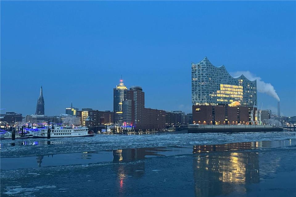 Die Behörden warnen vor dem Betreten der Eisflächen von Seen und Teichen.Christiane Bosch/dpa