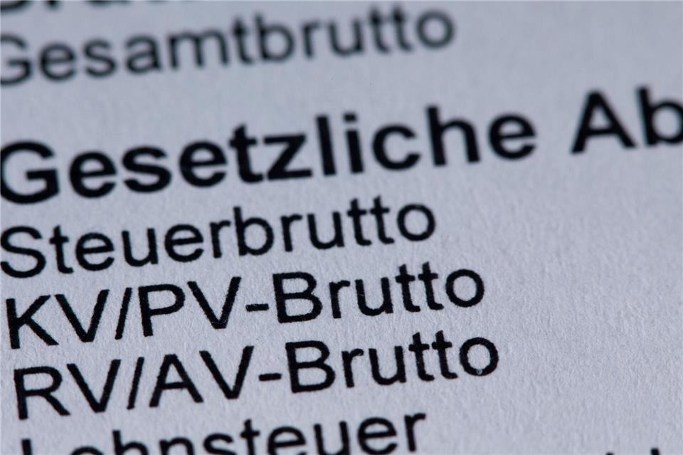 Die Beitragsbemessungsgrenze für die Krankenversicherung soll auf 5.812,50 Euro steigen. (Illustration)  Jens Büttner/dpa