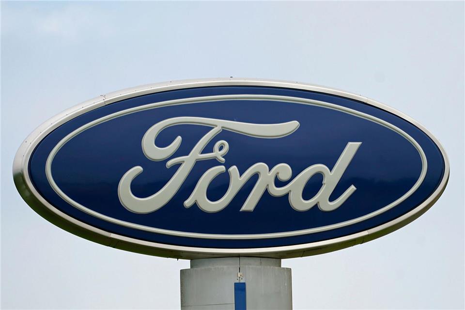 Brand bei großem Aluminium-Lieferanten bremst Ford Die Belastung durch die US-Zölle soll nun doch nur halb so hoch wie erwartet ausfallen. (Archivbild)Gerry Broome/AP/dpa