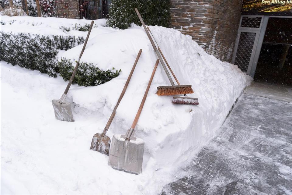 Die Belastung nehme besonders zu, wenn große Schneemengen in kurzer Zeit bewegt werden. (Symbolbild)Jonas Walzberg/dpa