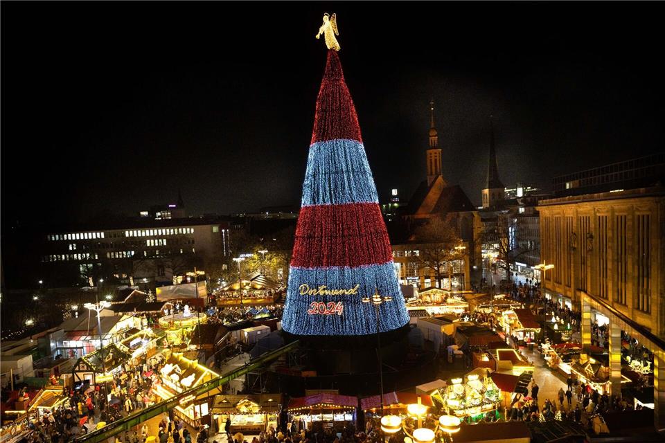 Die Beleuchtung des riesigen Weihnachtsbaums auf dem Dortmunder Weihnachtsmarkt wird eingeschaltet. Dieter Menne/dpa