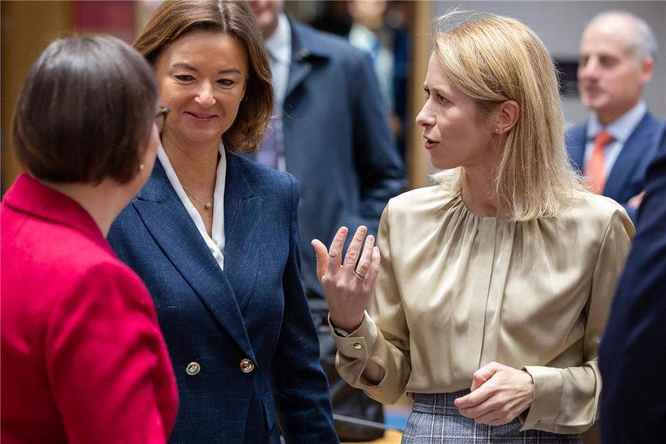 Die Beratungen von EU-Chefdiplomatin Kaja Kallas (r) mit den Außenministerinnen und Außenministern sollten eigentlich vertraulich sein. (Archivbild)Geert Vanden Wijngaert/AP/dpa