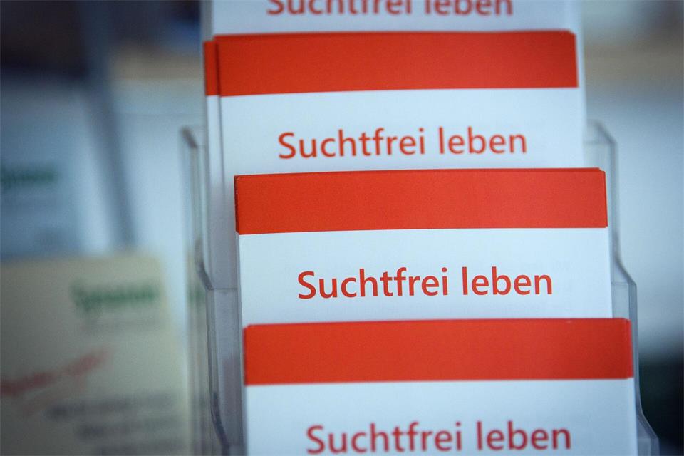 Die Beratungsangebote der Sozialdienste Diakonie und Caritas in Sachsen stehen unter finanziellem Druck (Symbolbild).Soeren Stache/dpa-Zentralbild/dpa