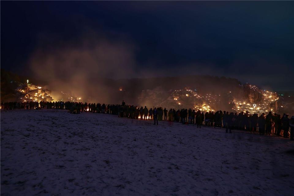 Die Bergfeuer erhellen die Dunkelheit.Daniel Löb/dpa